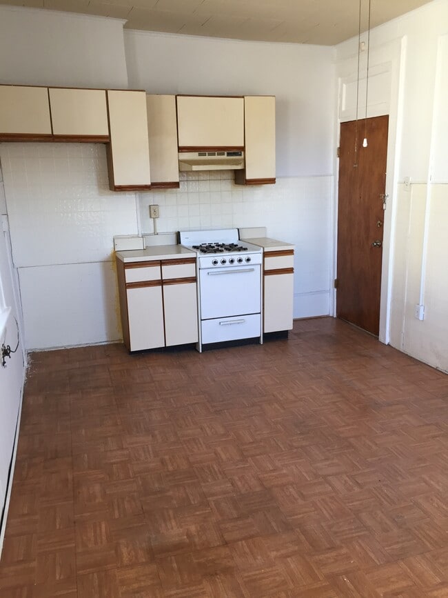 Kitchen - 111 Bloomfield Ave