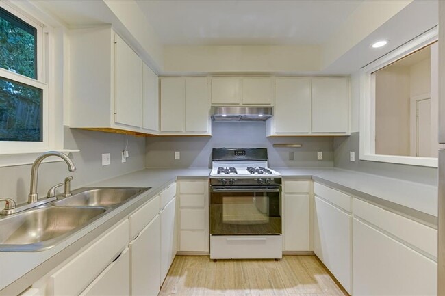 Building Photo - 1701 Jennie Ave