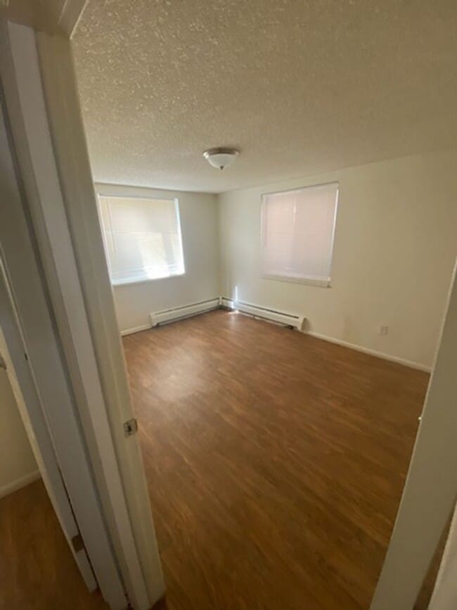 Building Photo - 3 Bedroom 2 Bathroom - Reserved Parking - ...