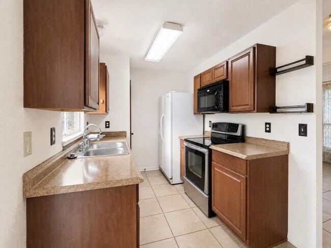 Building Photo - 2404 Magnum Cir