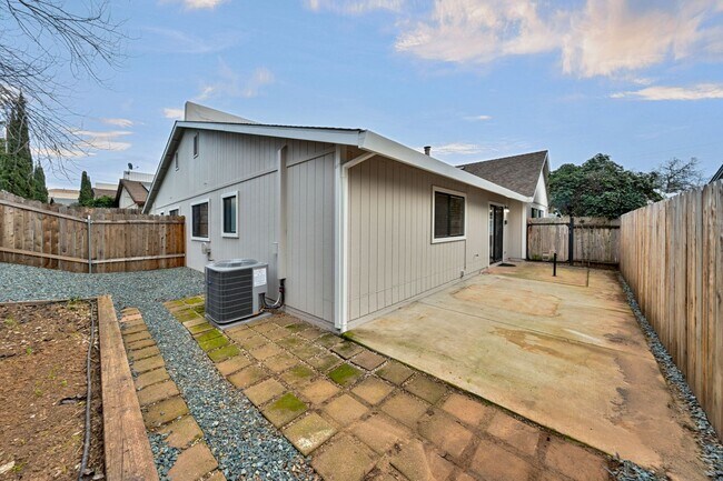 Foto del edificio - Updated 2 Bed, 2 Bath Duplex with Private Fenced Yard in Rescue!