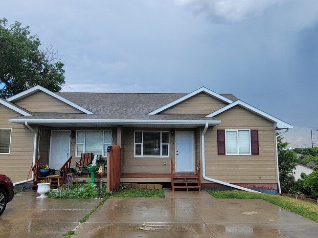 Building Photo - 714 Joy Ave