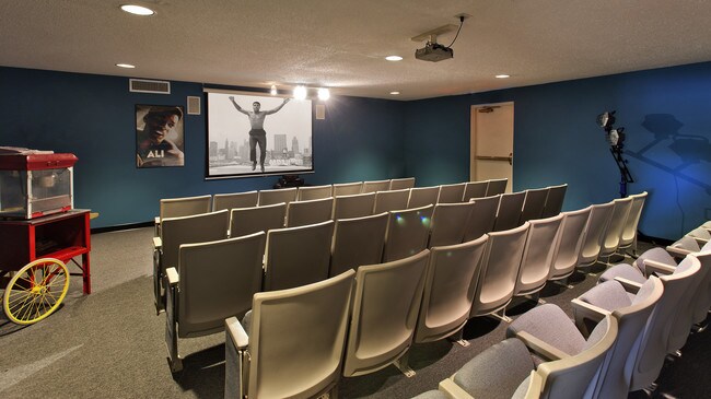 Foto del edificio - Woodside Village 55+ Apartments