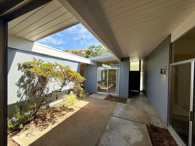 Foto del edificio - BEAUTIFULLY MAINTAINED EICHLER-STYLE HOME IN DESIRABLE LUCAS VALLEY WITH HOA POOL AND TENNIS COURTS