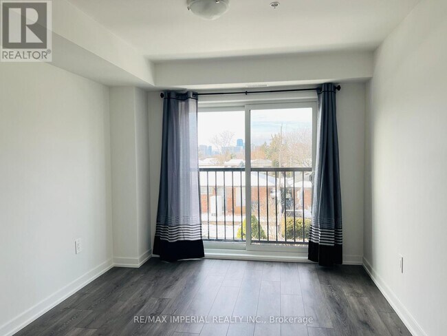 Photo du bâtiment - 1670 Victoria Park Ave