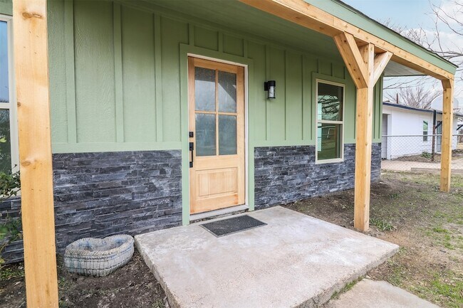 Building Photo - 1211 Gate Ln Dr
