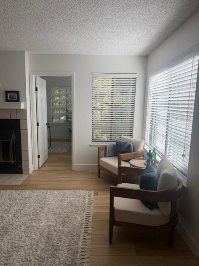 Foto del edificio - 4799 White Rock Cir