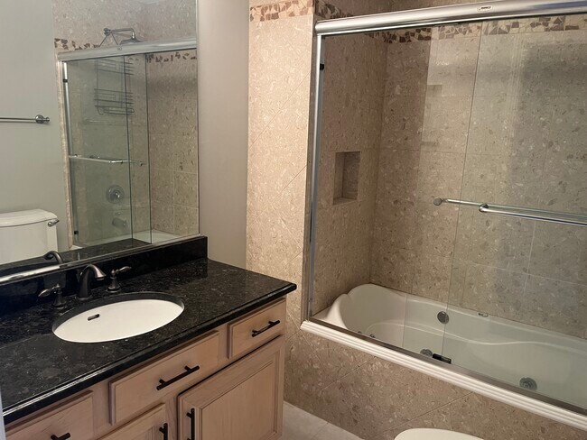 Baño principal - 1004 Enfield Dr