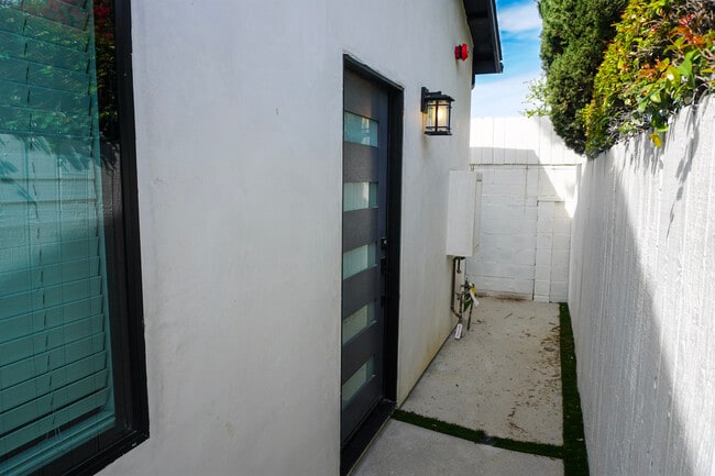 Building Photo - 6457 Amigo Ave