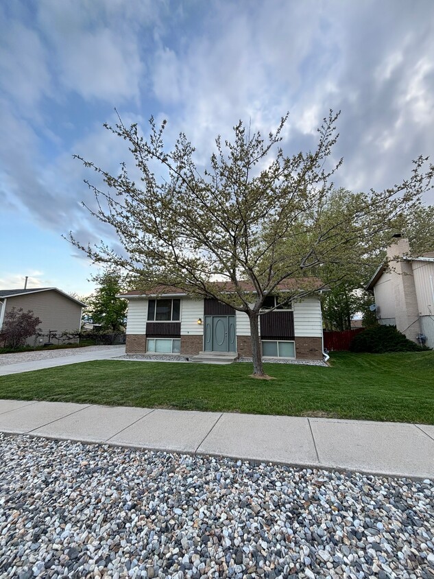 Photo - 9620 Mumford Dr (Sandy, UT)