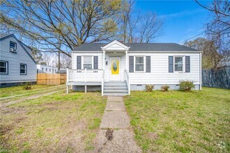 Building Photo - 1009 De Gaule St