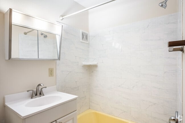 1BR, 1BA - 650SF - Bathroom - Flats at Middleton Shores