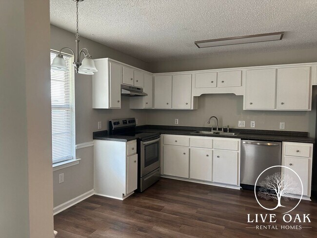 Building Photo - MOVE IN SPECIAL: $500 OFF 1ST MONTH'S RENT!**
