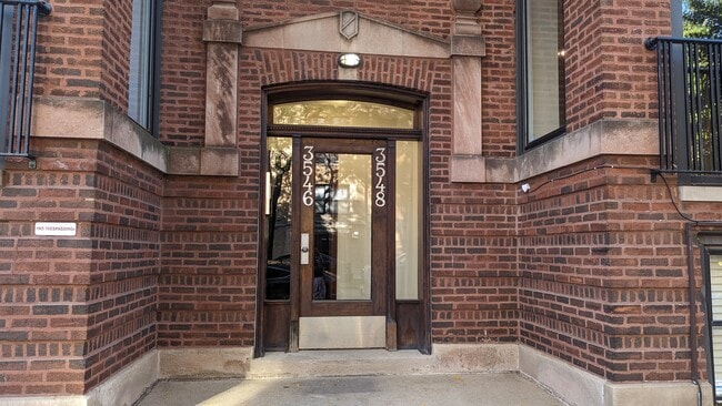 Building Photo - 3548 N Janssen Ave