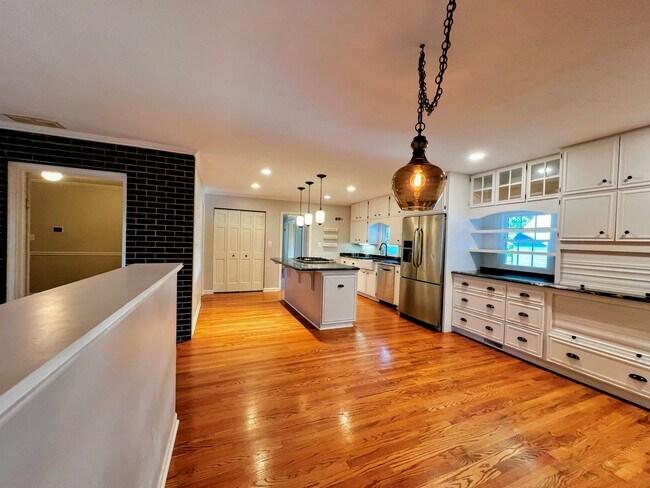 Foto del edificio - 333 Forest Hill Dr