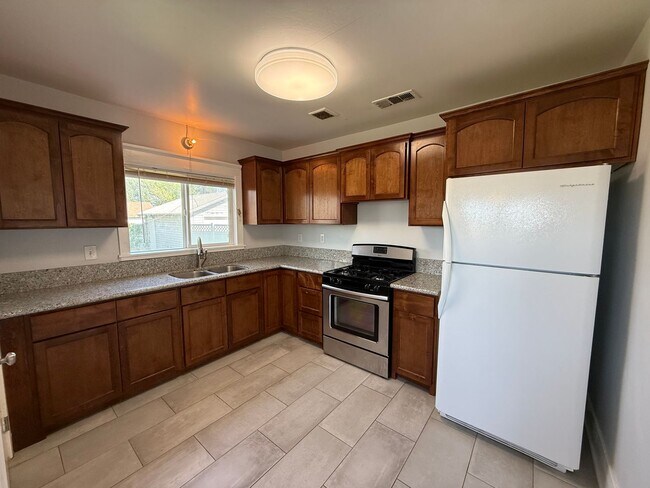 Foto del edificio - Charming 2 Bed / 1 Bath Corner Lot Home with Wraparound Porch