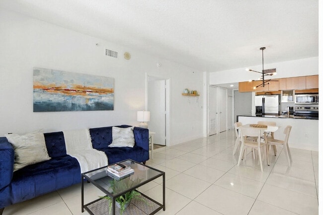 Building Photo - 1750 N Bayshore Dr