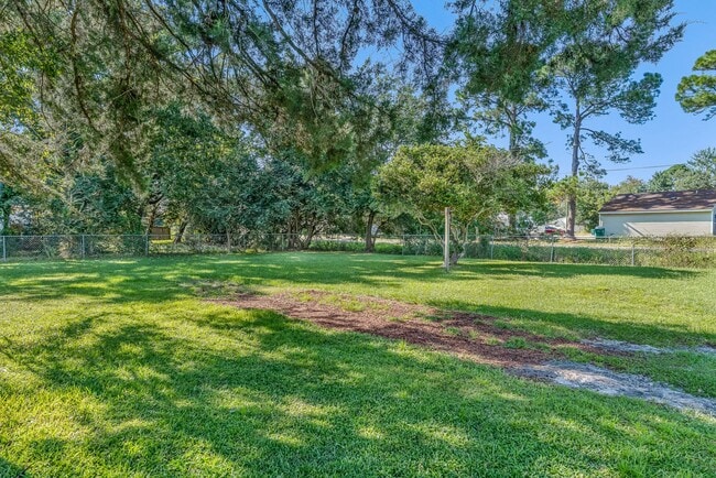 Building Photo - 2 Bedroom on Spacious Lot!