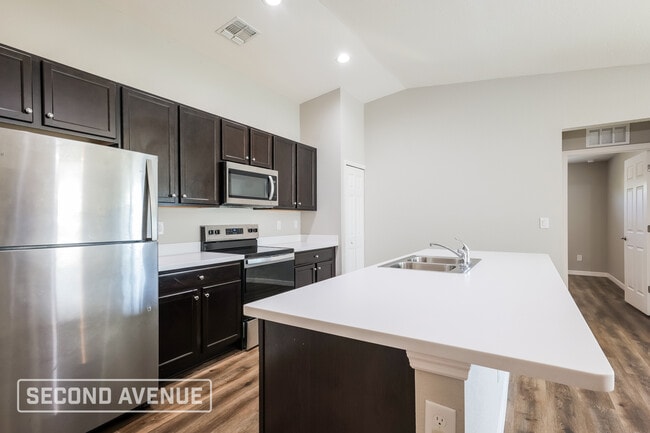 Building Photo - 1423 NE 16th Pl