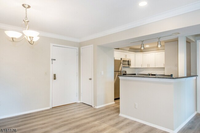 Building Photo - 61 Mt Kemble Ave