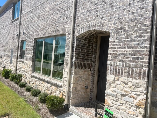 Building Photo - 696 Vista Oaks Rd