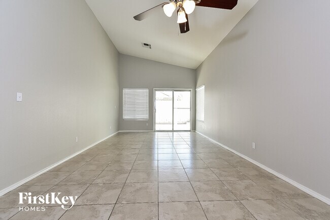Foto del edificio - 7005 Glass Slipper Ct