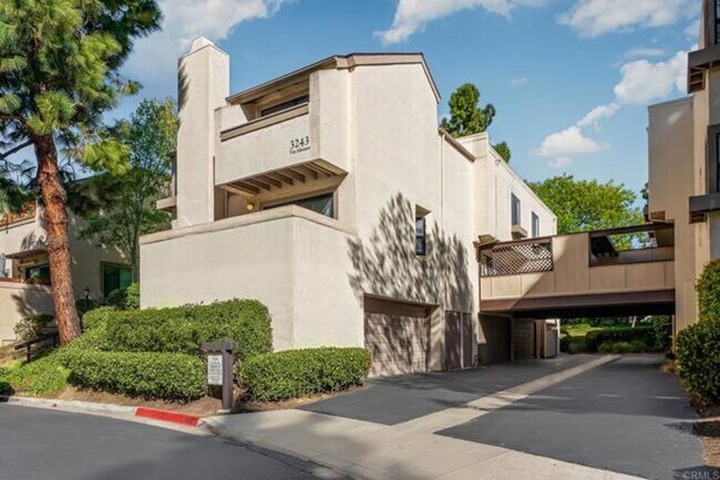 Foto del edificio - Beautifully Furnished 2 Bed/2.5 Bath Townhome in the Desirable Woodlands of La Jolla