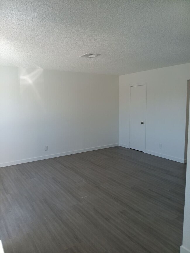 Foto del edificio - RENOVATED 2BD/1BA READY TO RENT!
