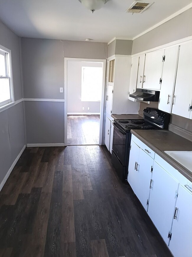 Building Photo - 632 E Sears St