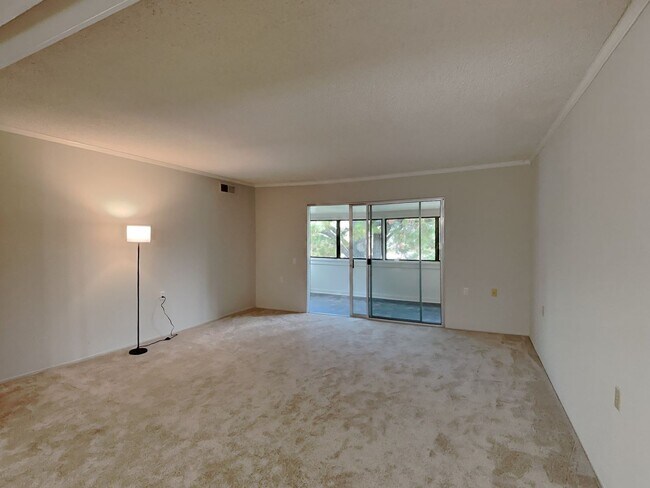 Foto del edificio - Spacious Rossmoor 2/2 Condo Available Now!