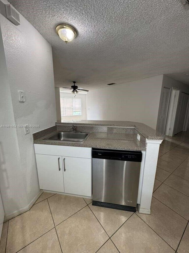 Foto del edificio - 3350 Pinewalk Dr N