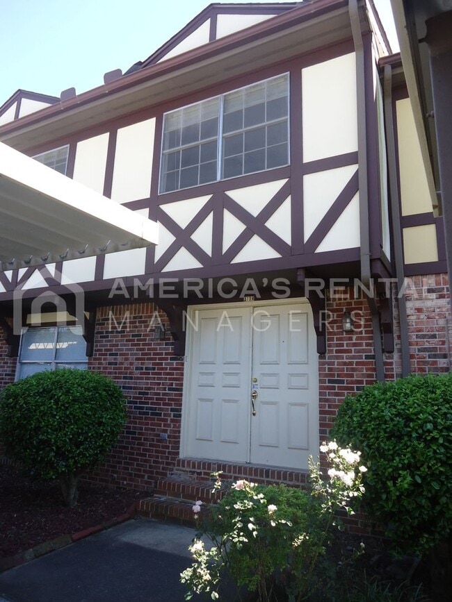 Building Photo - Townhome For Rent In Hoover! ONE MONTH FRE...