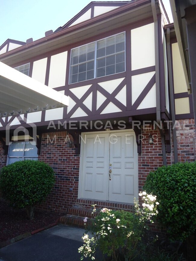 Foto del edificio - Townhome For Rent In Hoover! ONE MONTH FRE...