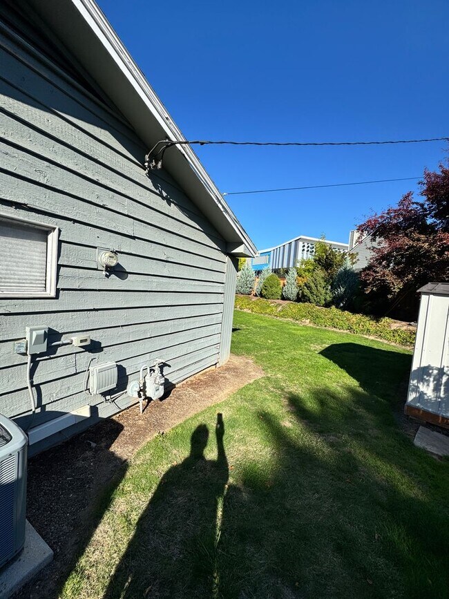 Building Photo - 3 Bedroom 1.5 baths! Walker & Cedar Hills ...