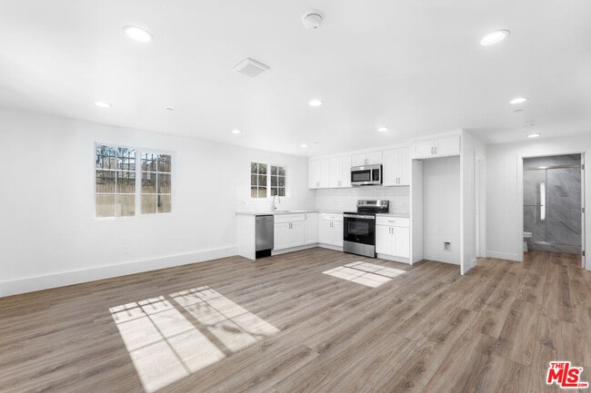 Building Photo - 498 E 52nd St