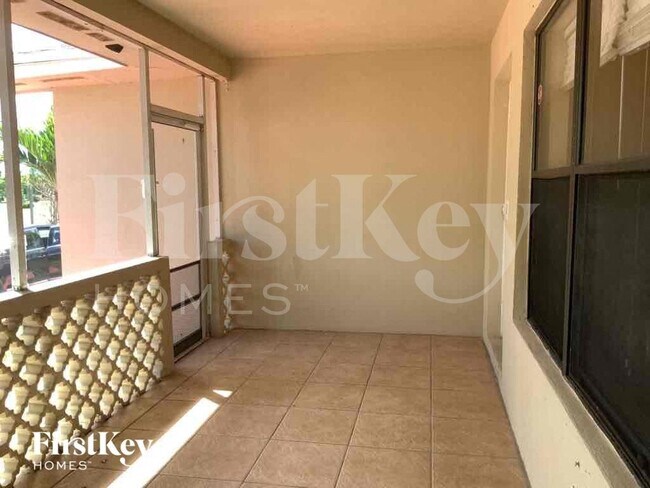 Building Photo - 727 S Pine St