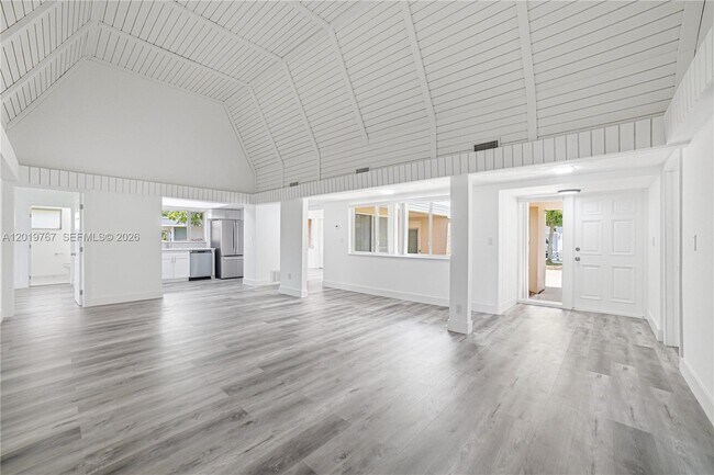 Foto del edificio - 5201 Yellow Pine Ln