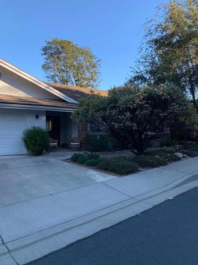 Building Photo - 632 Hillside Dr