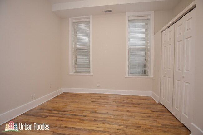 Building Photo - 2030 N Oakley Ave