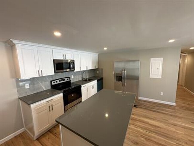 Building Photo - 463 E Main St