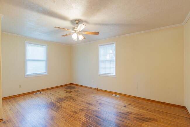 Building Photo - Convenient 2/1 home in the middle of town!