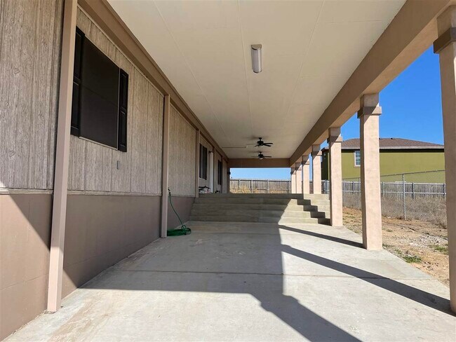 Building Photo - 5003 El Sabinal Ln