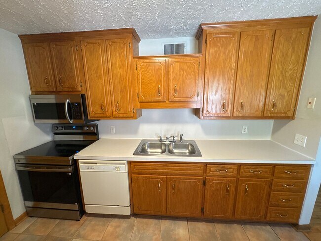Building Photo - For Rent: 2 Bedroom | 1 Bath Duplex in Sou...