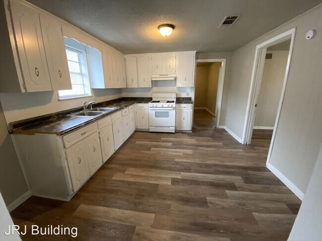 Building Photo - 3 br, 1 bath House - 201 N. Oak Street