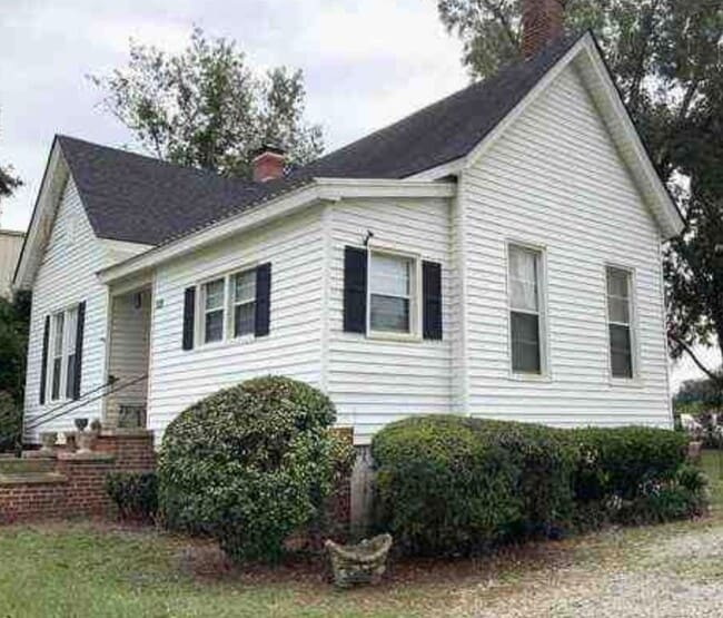 128 Main St E