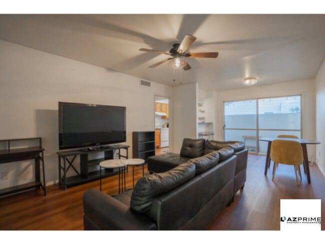 Building Photo - Discover this Lovely 1/1 Phoenix Condo!