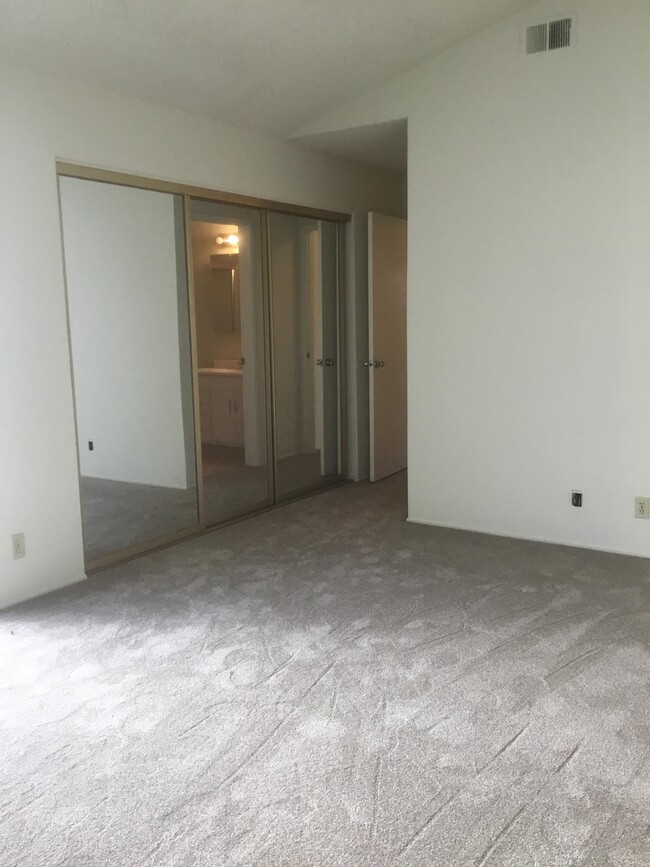 Building Photo - 5824 Southview Dr