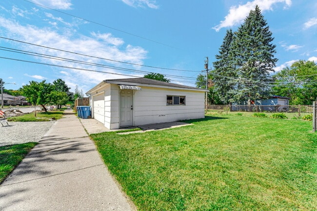 Building Photo - 816 Mackinaw Ave