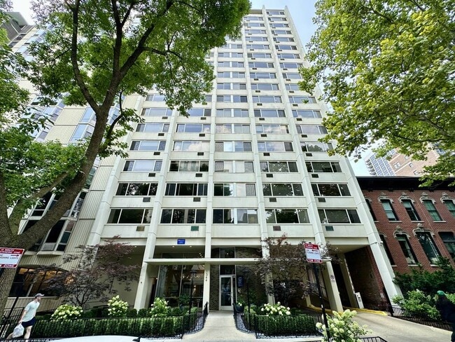 Building Photo - 1349 N Dearborn St