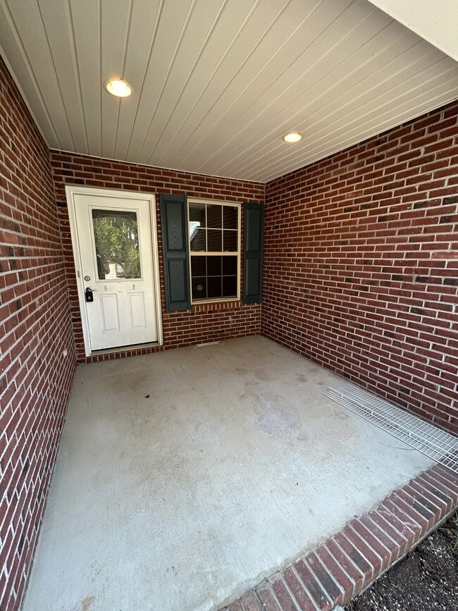 Building Photo - 5240 Avery Woods Ln
